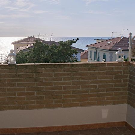 Casa Myconis 68Mq A Due Passi Dal Mare Di San Vincenzo Apartment Bagian luar foto