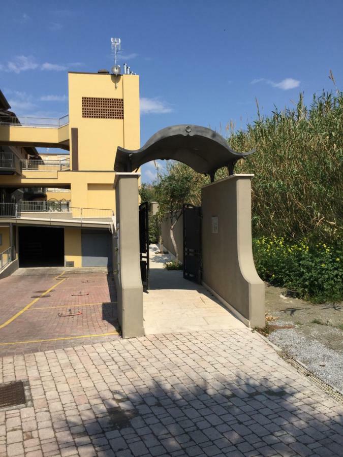 Casa Myconis 68Mq A Due Passi Dal Mare Di San Vincenzo Apartment Bagian luar foto